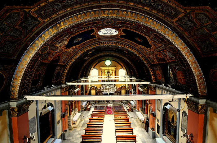 Saint Benoit kilisesi'nin iç mekanını gösteren, süslemeleri ve sunağıyla dikkat çeken bir fotoğraf.